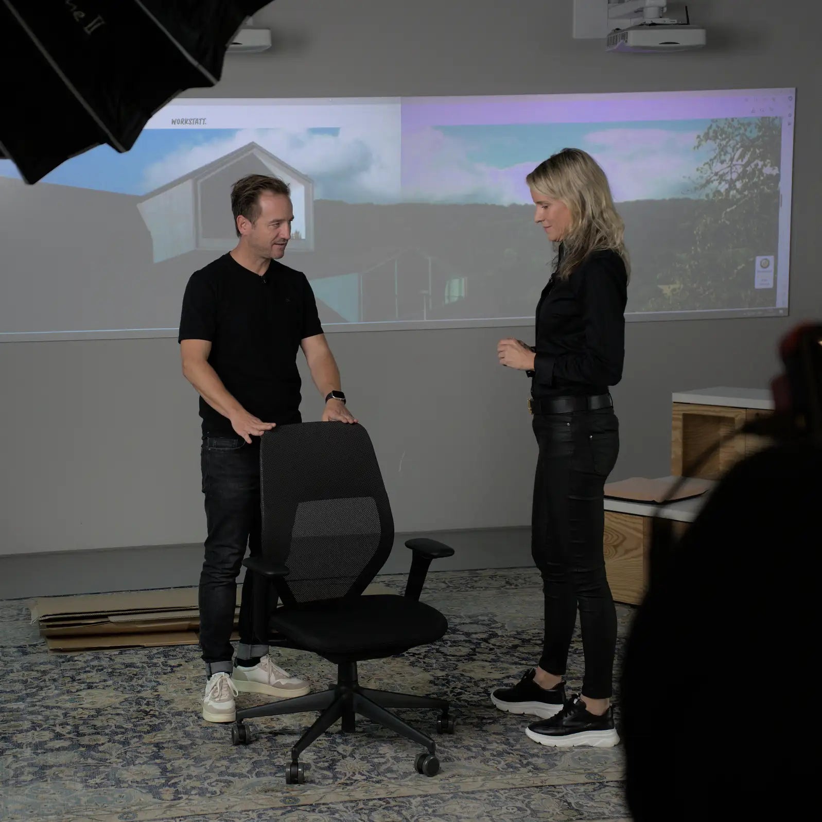 Markus und Sandra mit dem Vitra ID Mesh beim Dreh des Testvideos