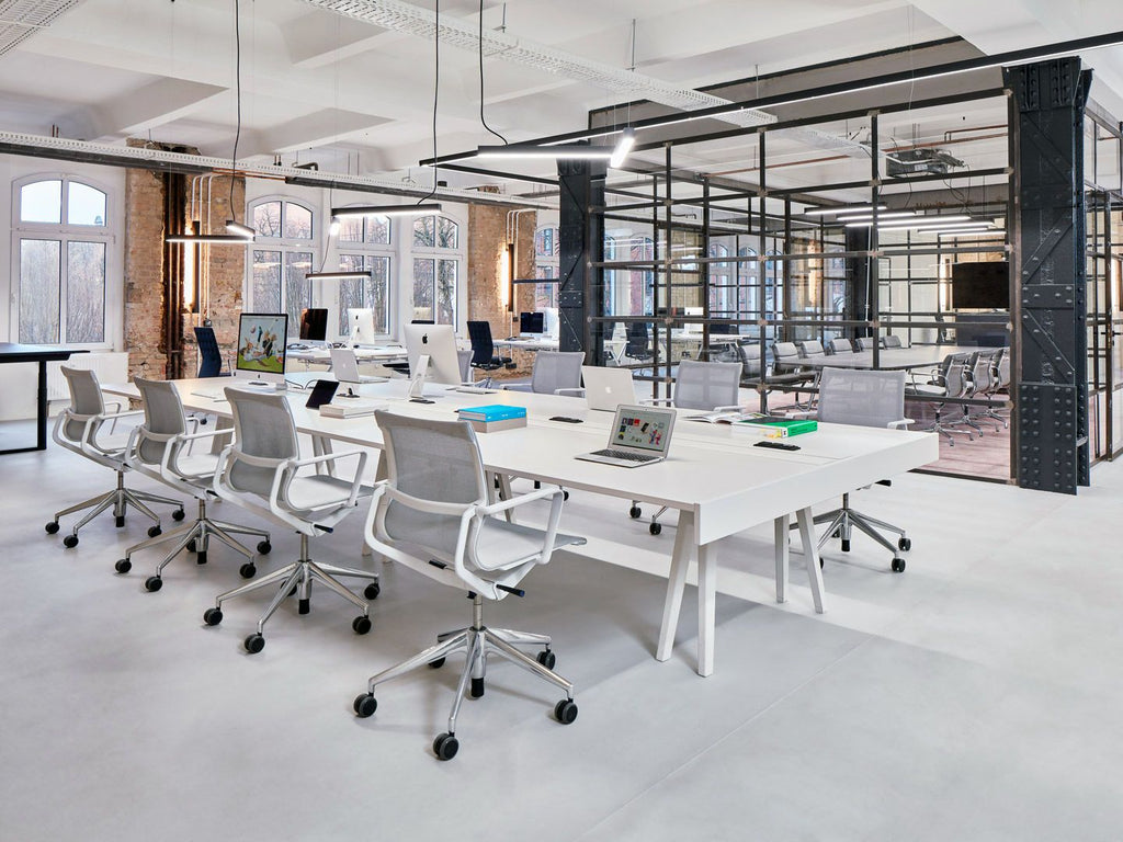 Büro mit Vitra Physix Bürostuhl in weiß