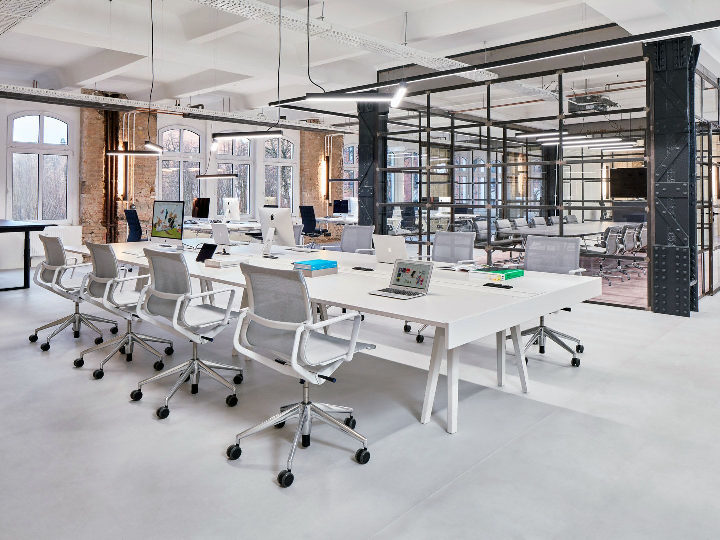 Vitra Physix Bürostühle in Weiß in offenem Office