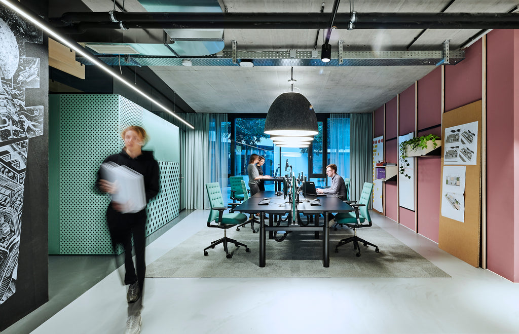 Workstatt Büro mit New Work Design und ergonomischen Bürostühlen