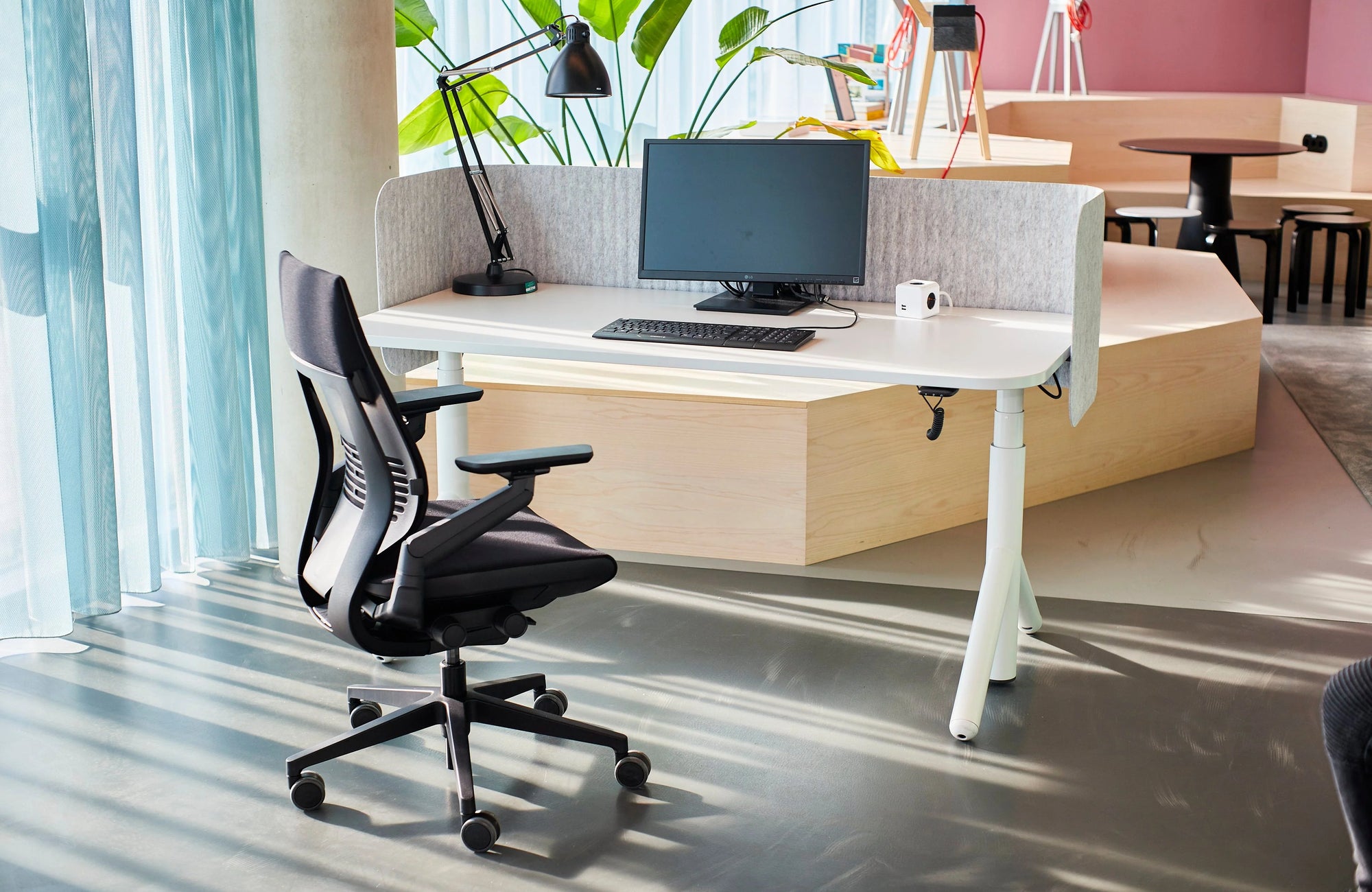 Steelcase Gesture Bürostuhl vor Bene Level Lift