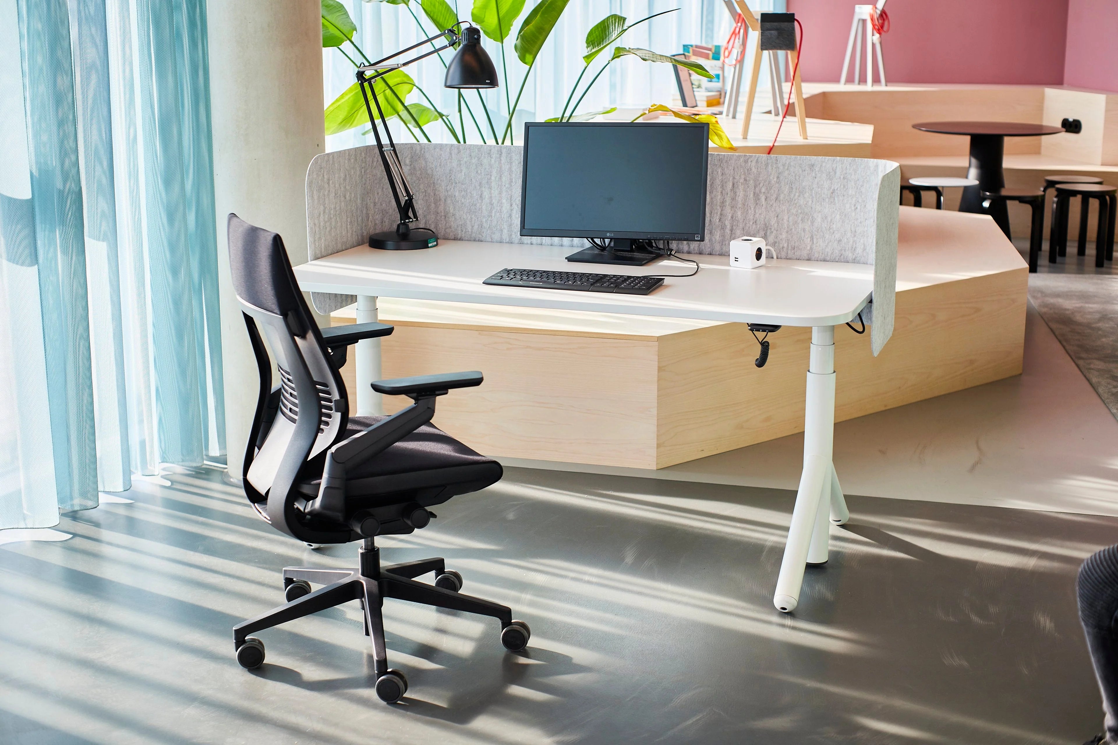 Steelcase Gesture Bürostuhl vor Bene Level Lift