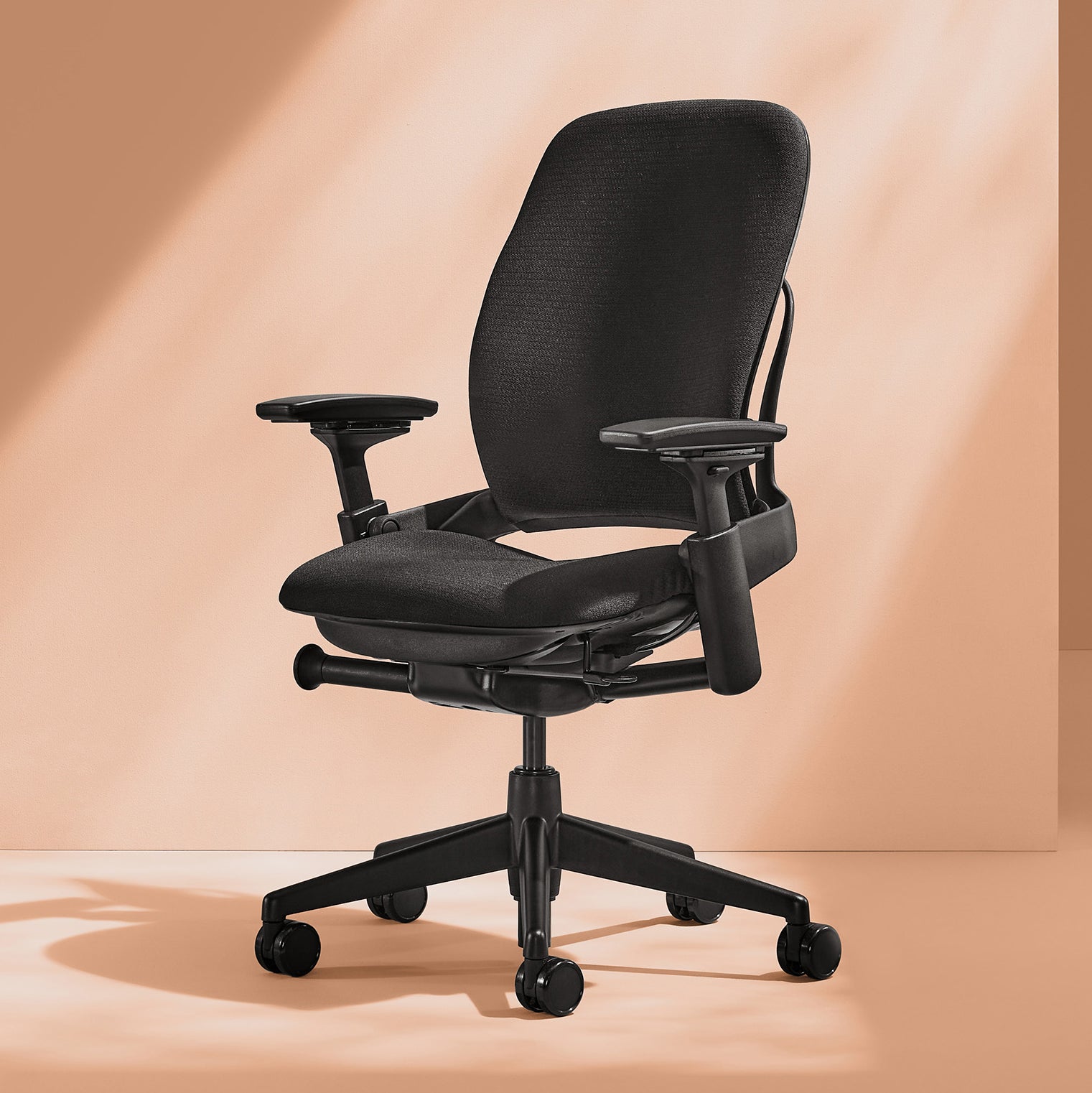 Steelcase Leap V2 Bürostuhl vor apricot Wand