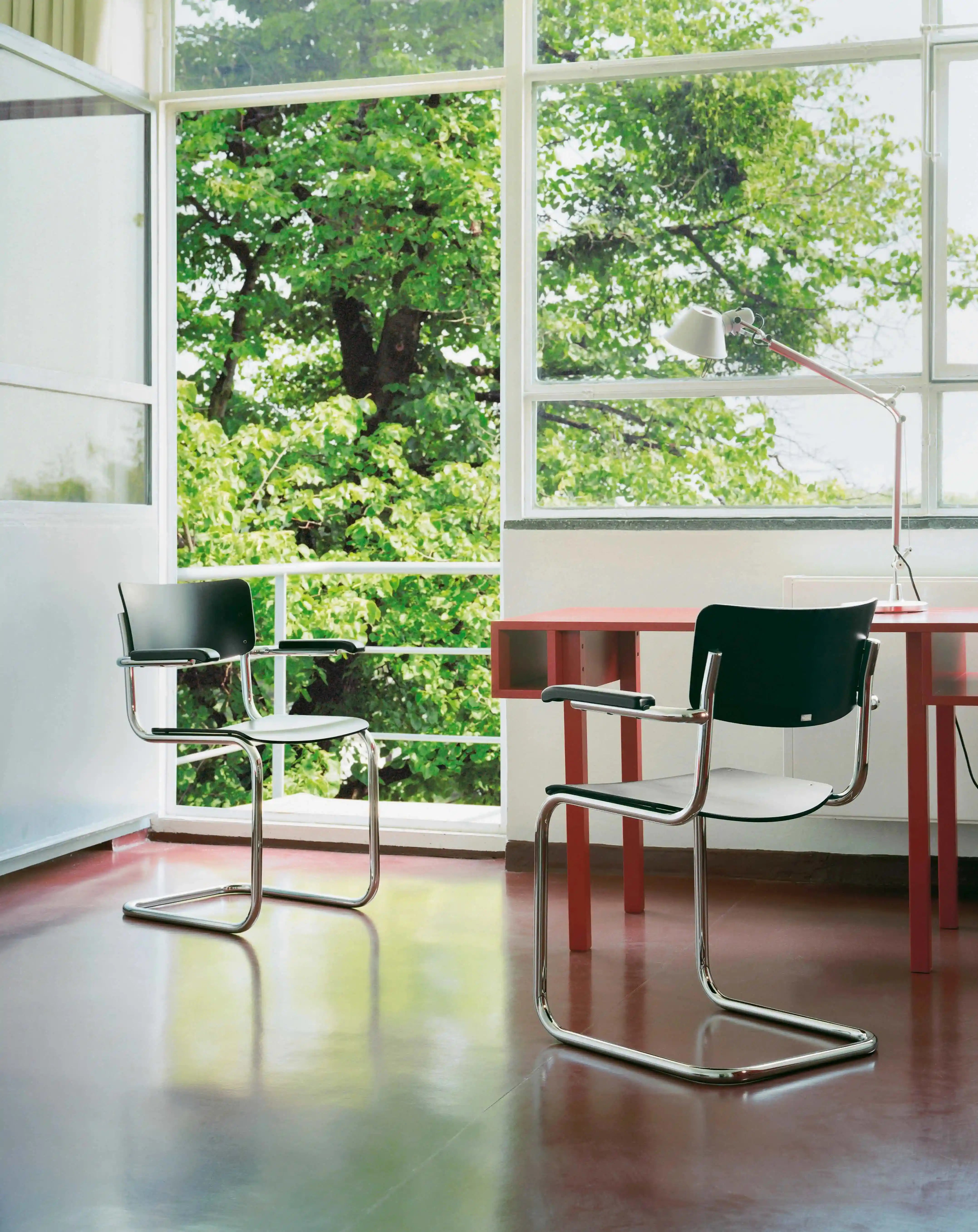 Thonet Freischwinger Gästehaus Atom