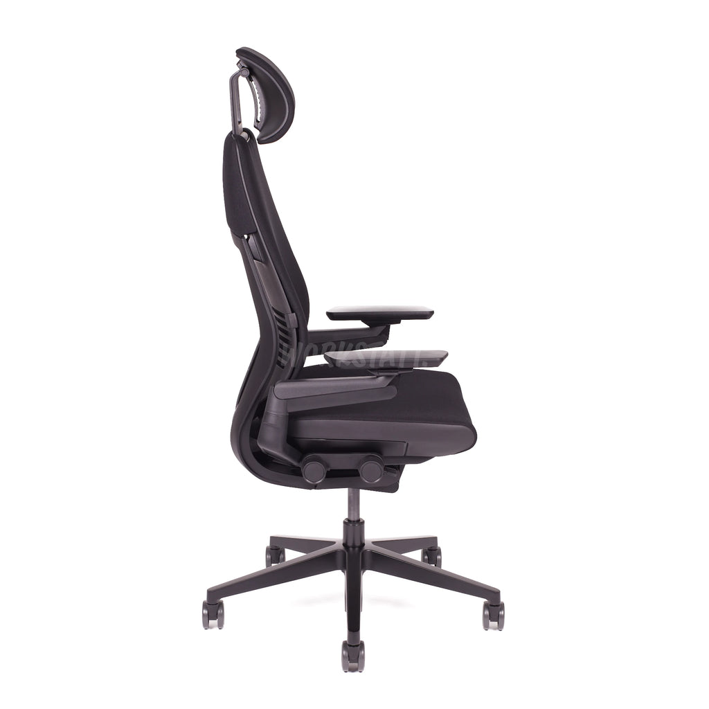 Steelcase Gesture Bürostuhl "Black Edition" von Workstatt mit Kopfstütze in der Seitenansicht