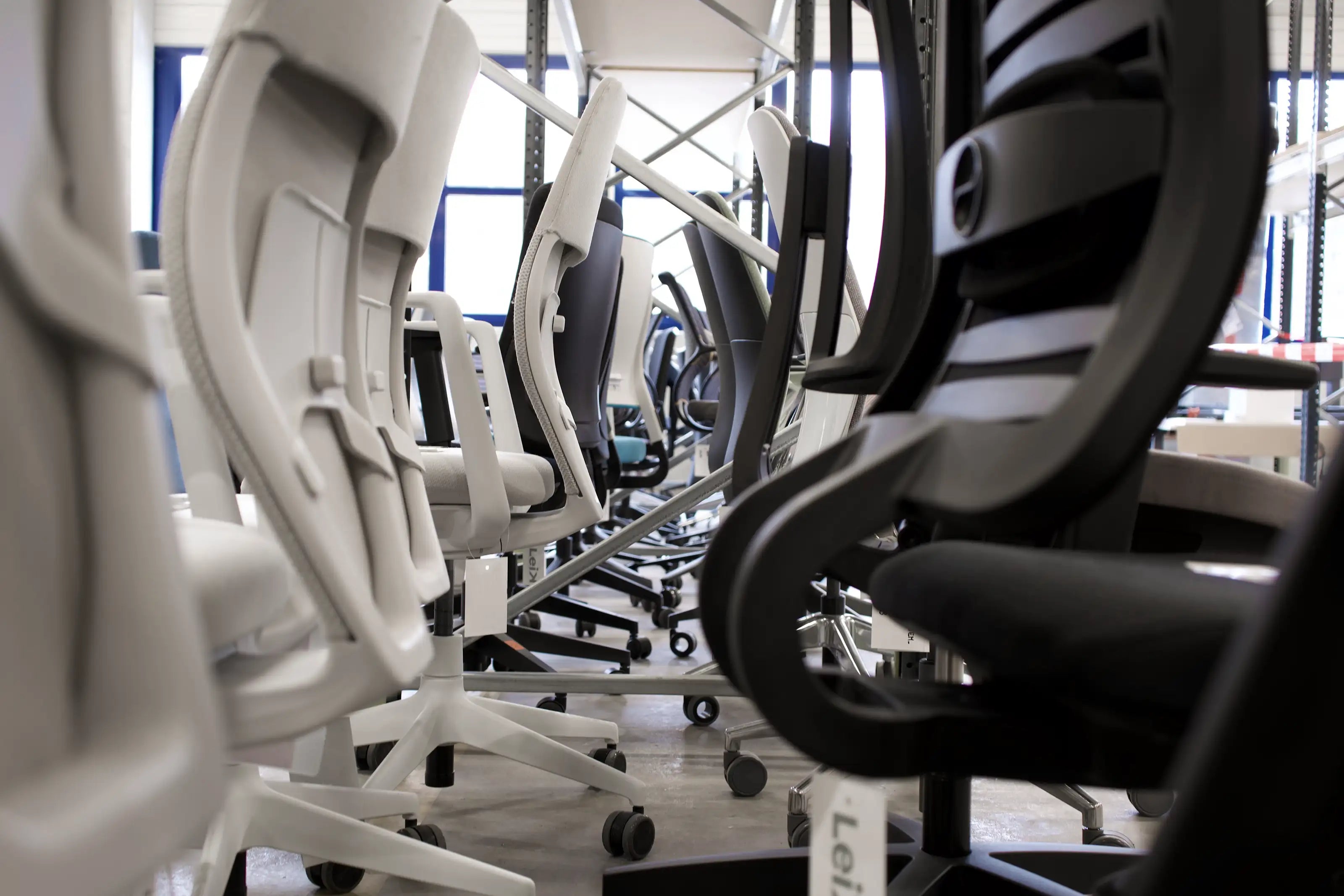 Gebrauchte ergonomische Bürostühle im Lager für Abverkauf