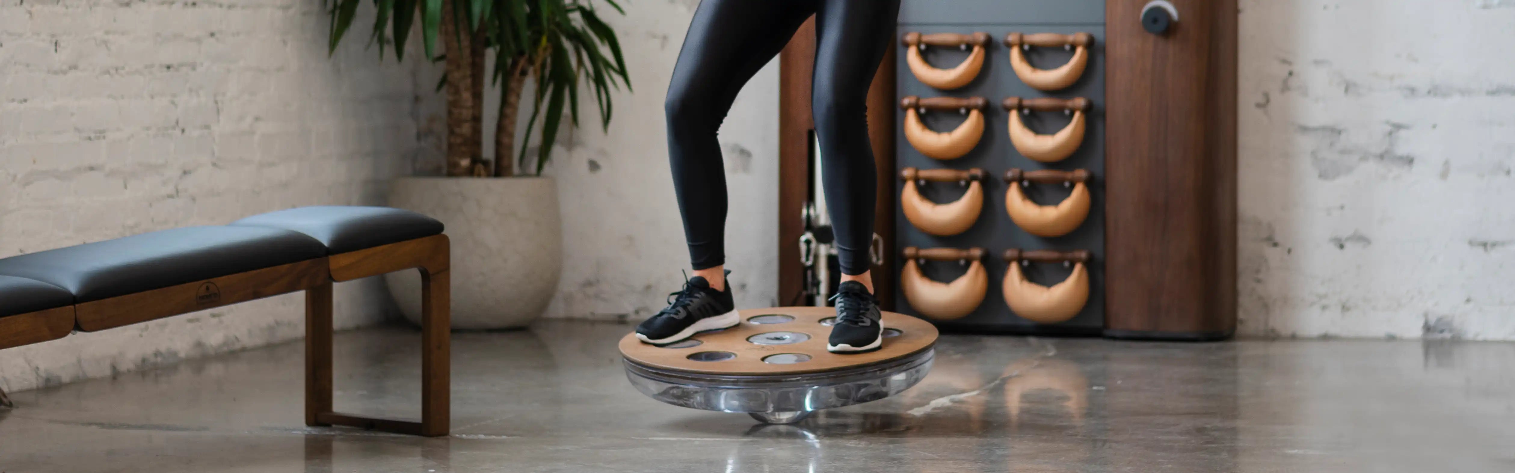 Person auf Eau Me Balance Board