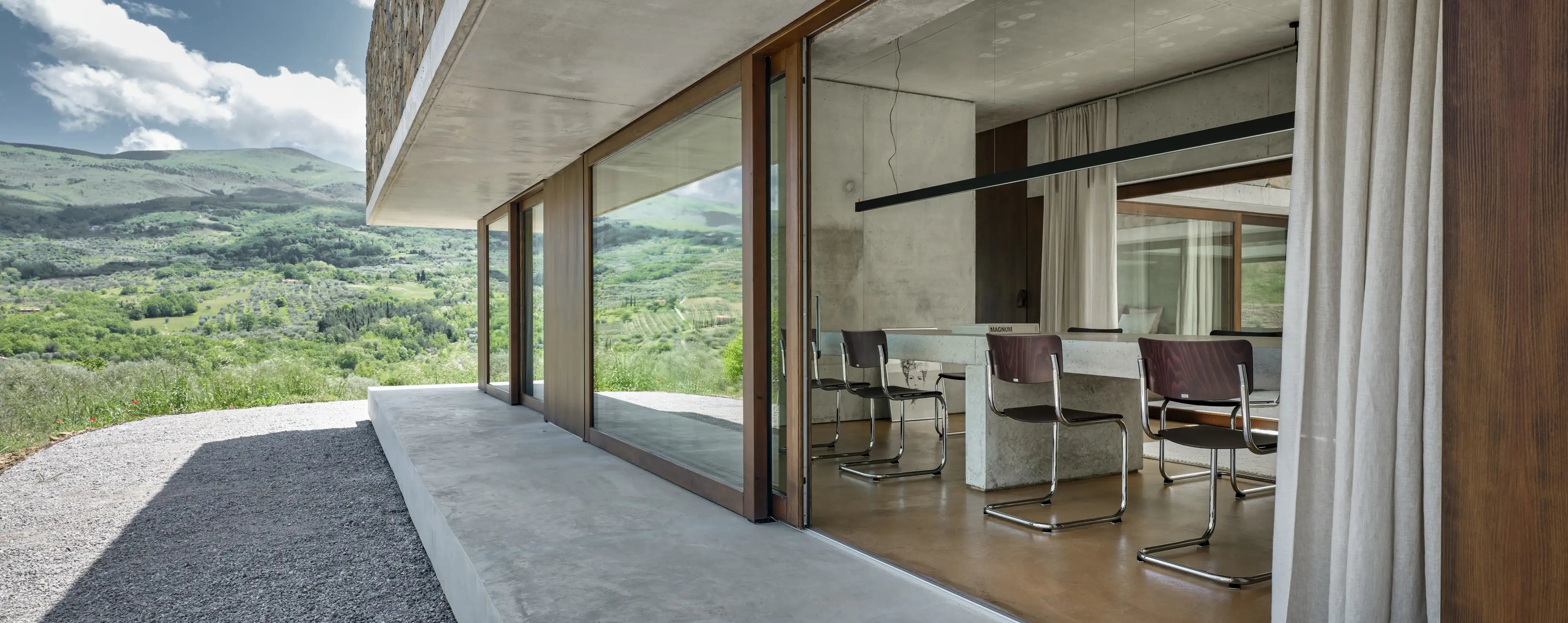 Thonet Showroom mit Fernblick und Thonet Stuhl