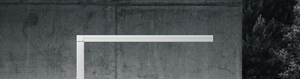 Waldmann Lavigo Long vor Betonmauer in schwarz weiß