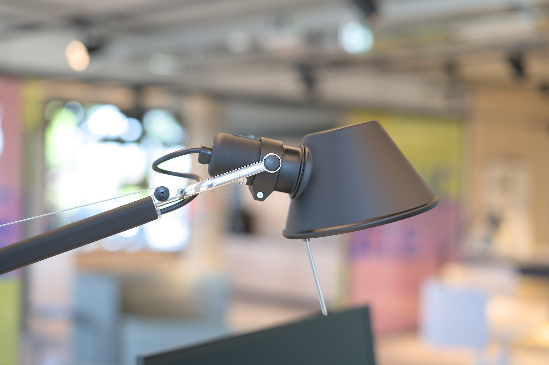 Artemide Tolomeo Tavolo vor New Work Kulisse