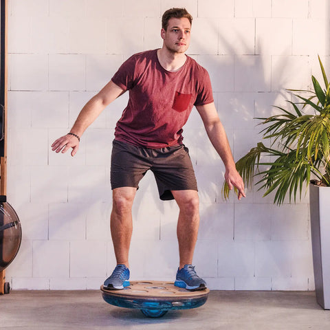 Mann auf Nohrd Eau Me Balance Board