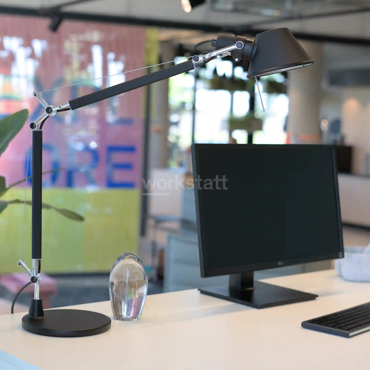 Artemide Tolomeo mit Tischfuß am Schreibtisch 