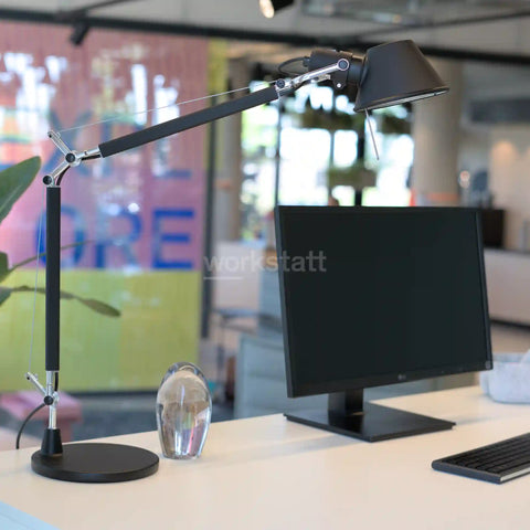 Artemide Tolomeo mit Tischfuß am Schreibtisch 