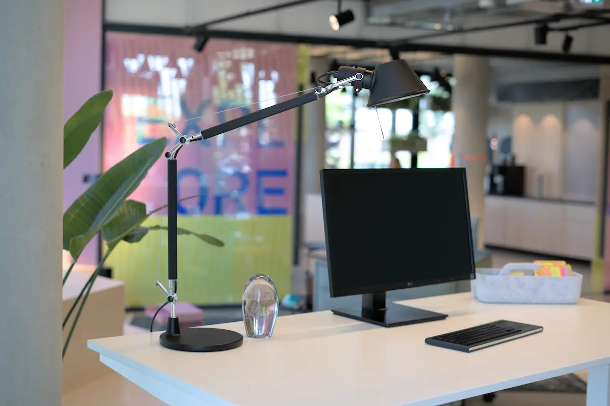 Artemide Tolomeo auf einem Tisch 