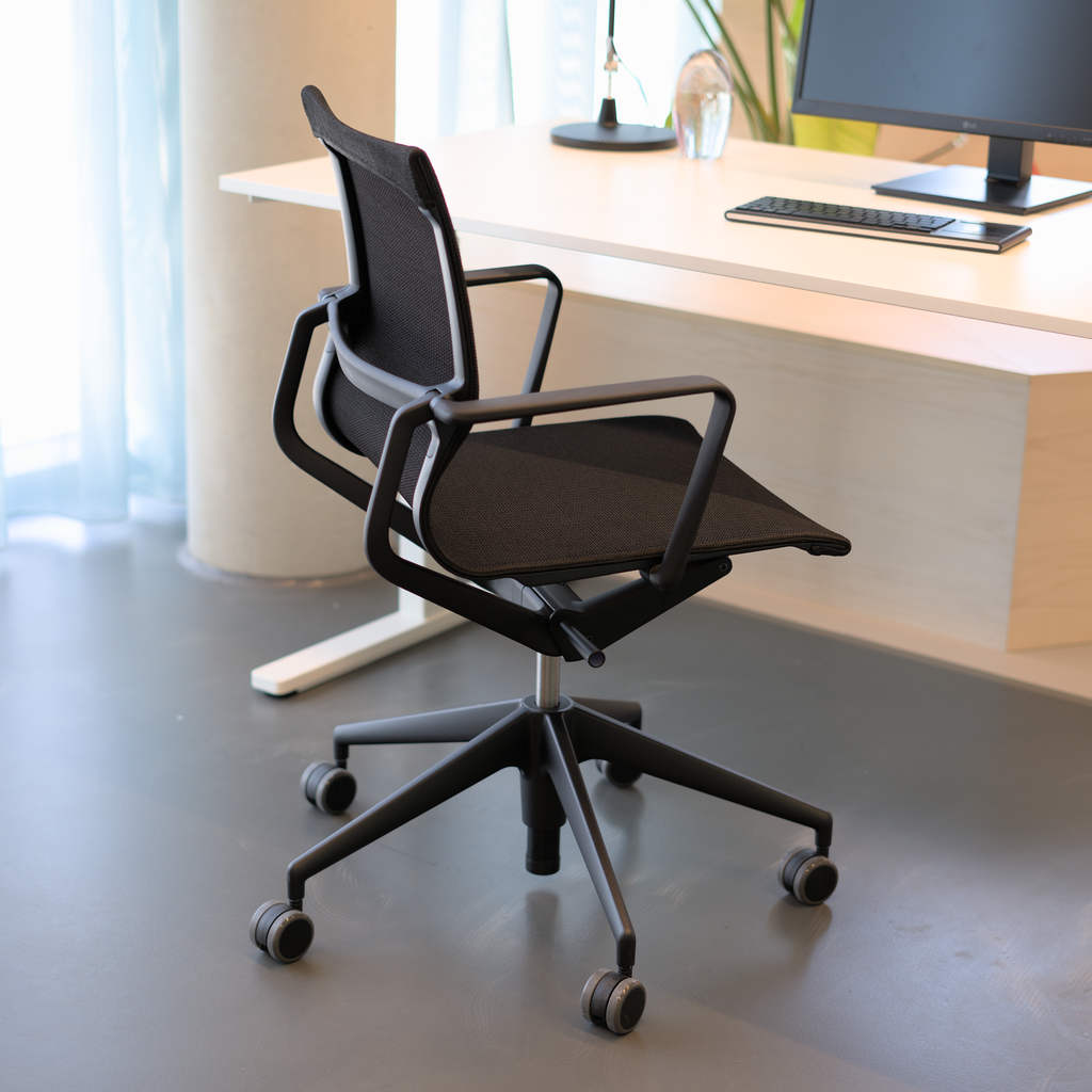 Vitra Physix in Schwarz vor Bene Level Lift Pure Seitenansicht