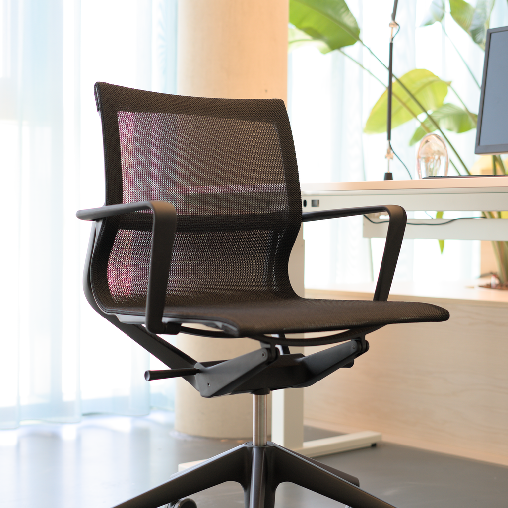 Vitra Physix in Schwarz vor Bene Level Lift Pure im Detail