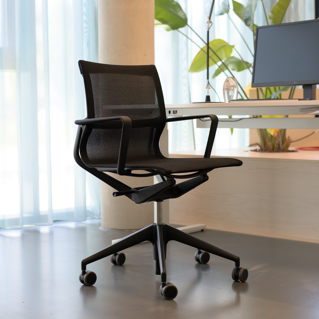 Vitra Physix in Schwarz vor Bene Level Lift Pure