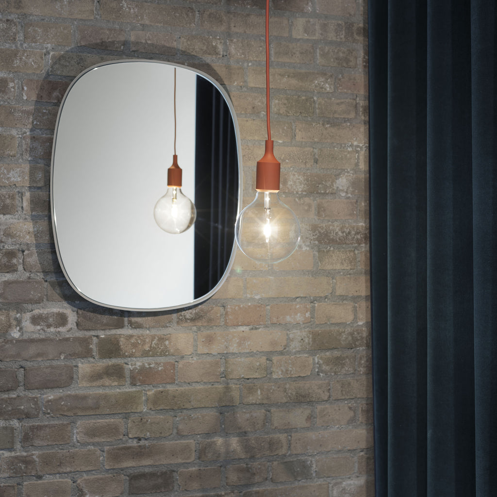 Muuto E27 Lampe in Orange vor Spiegel
