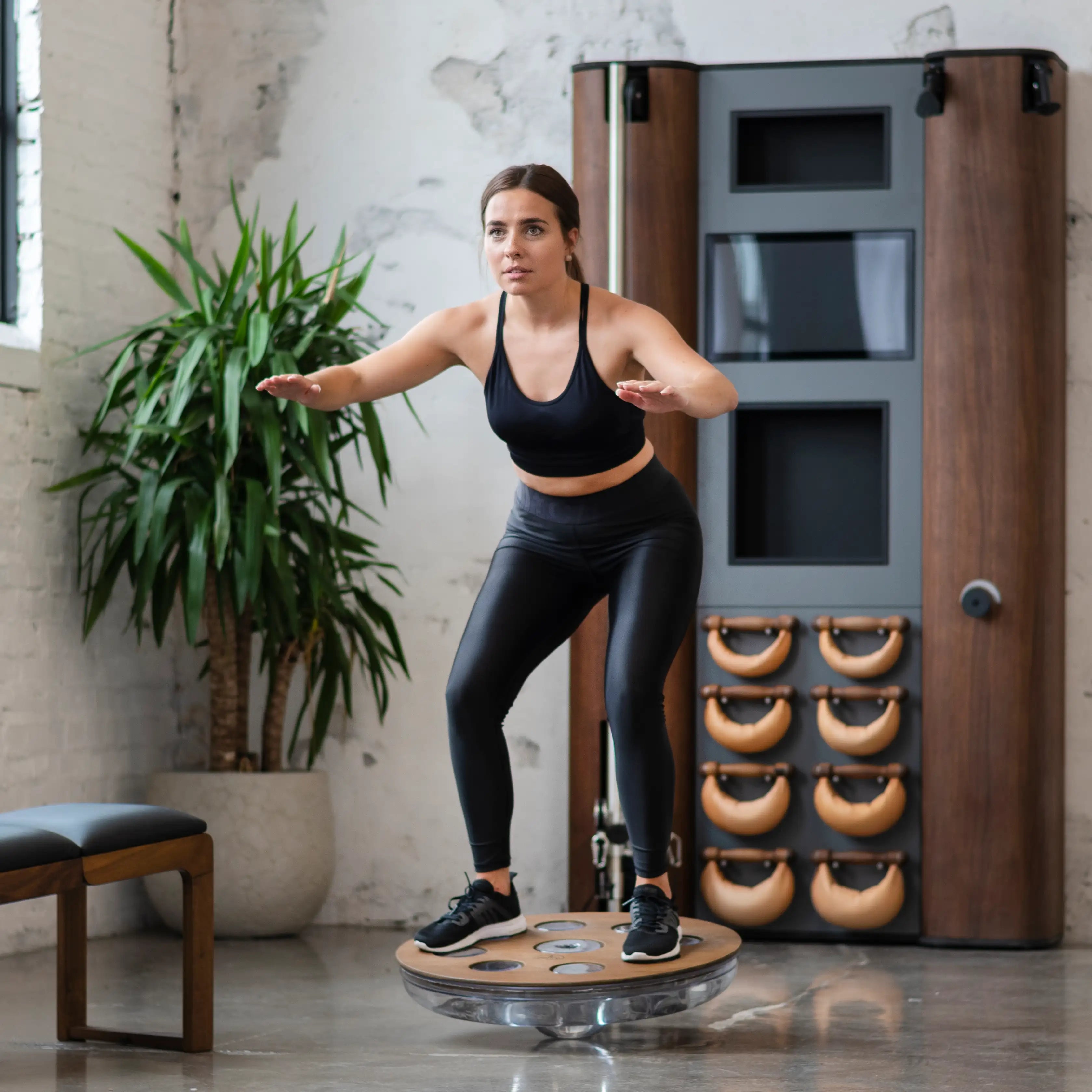 Frau auf Nohrd Eau Me Balance Board