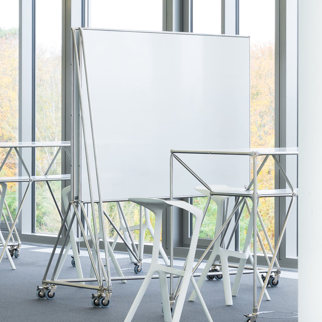 System 180 Whiteboard Silber mit Plank Miura Barhocker