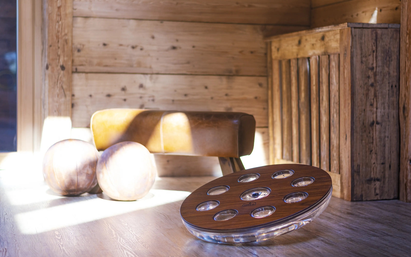 Nohrd Eau Me Balance Board vor Naturholzwand