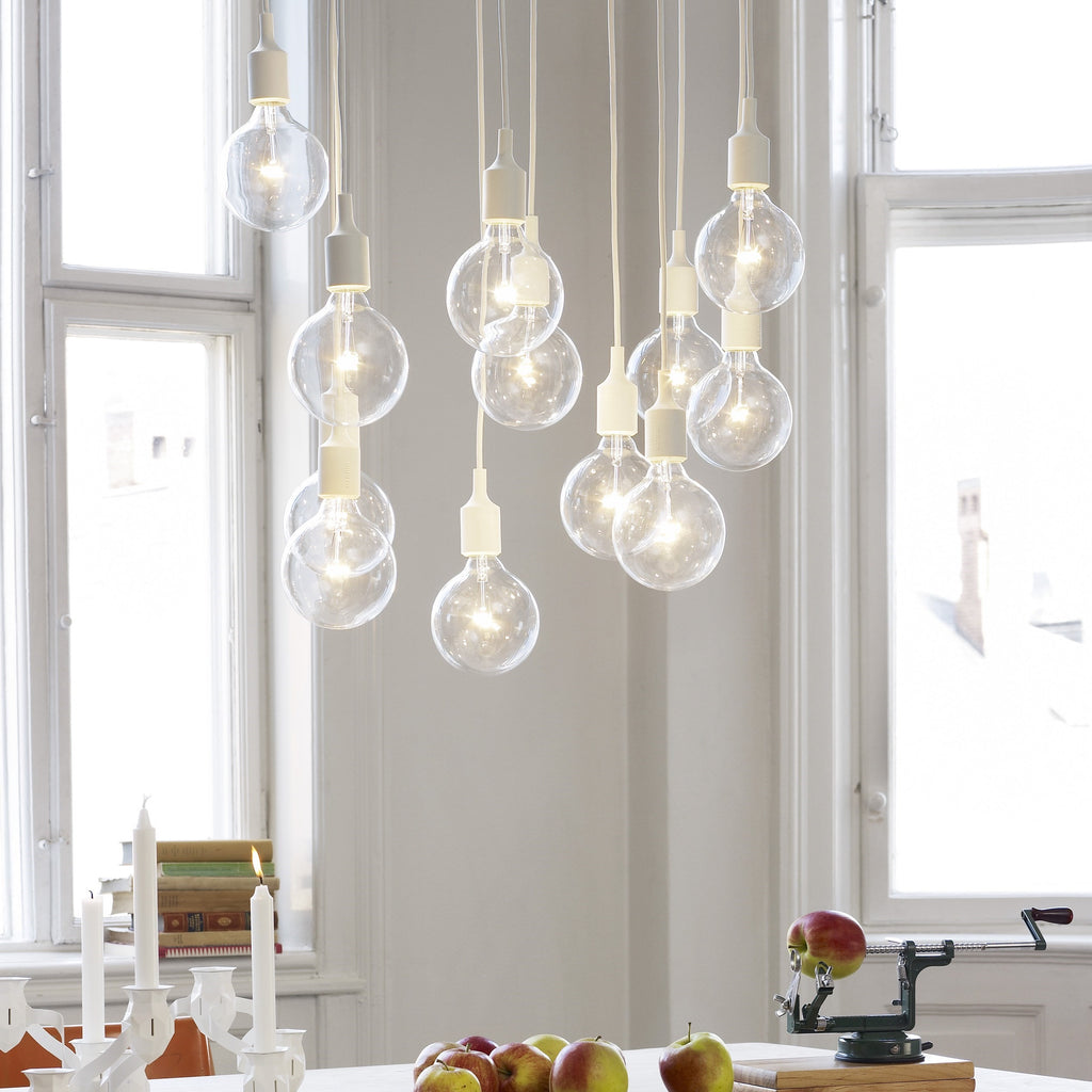 Muuto E27 Lampen über Schreibtisch mit Äpfeln