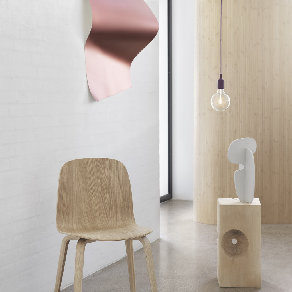 Muuto E27 Lampe in Schwarz vor Naturholzmöbeln