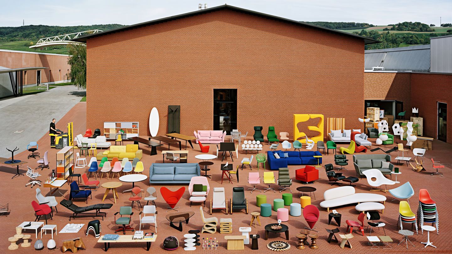 Vitra Produktauswahl vor Vitra Räumen in Weil am Rhein