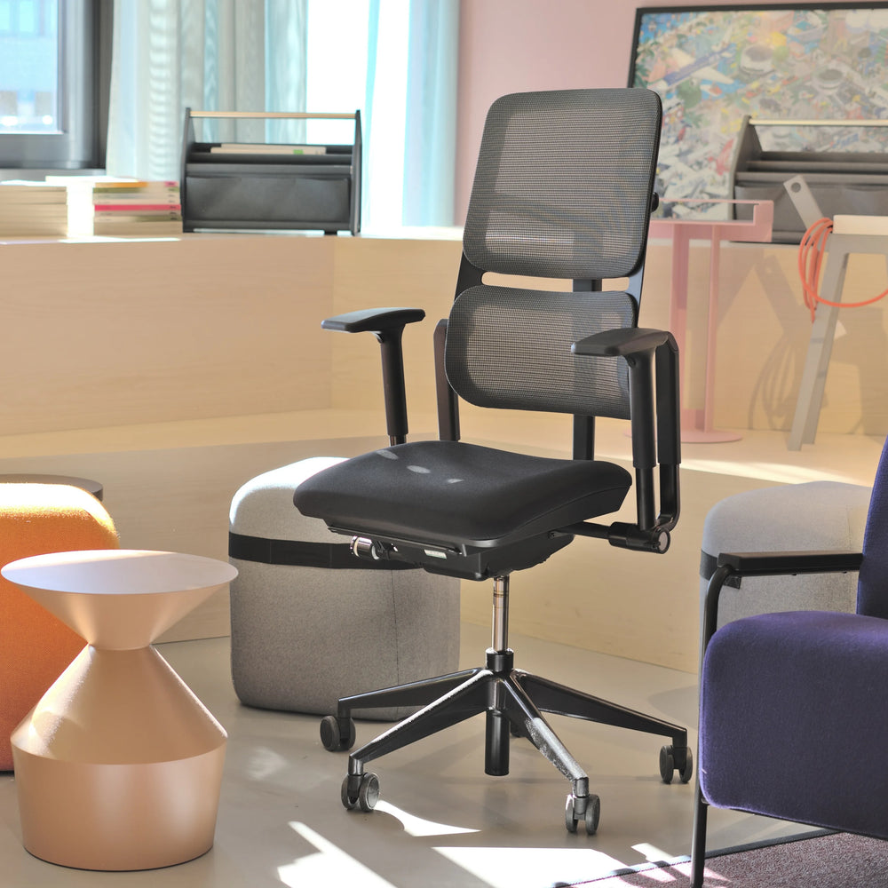 Steelcase Bürostuhl umgeben von vielen Produkten 