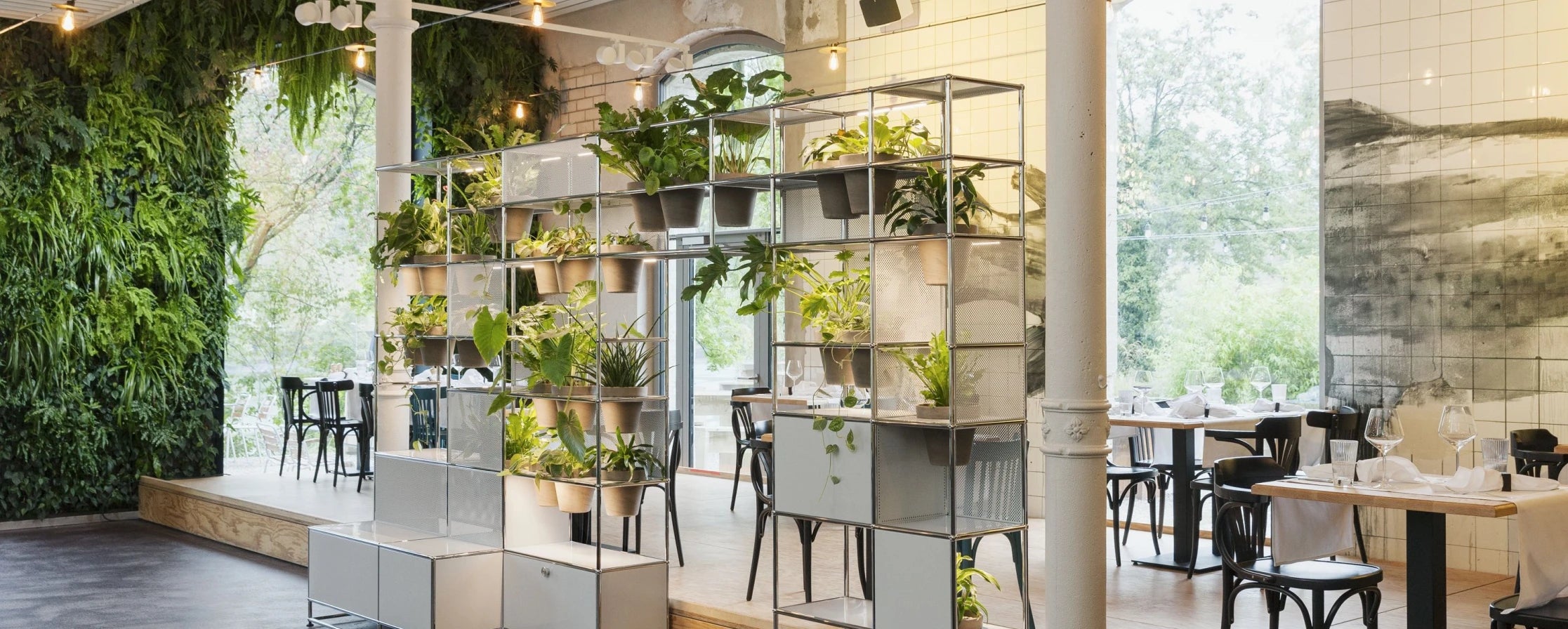 USM Haller Möbel vor Grünflächen im Indoorbereich
