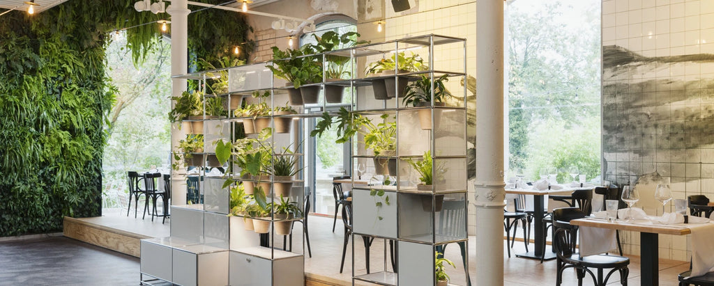 USM Haller Möbel vor Grünflächen im Indoorbereich