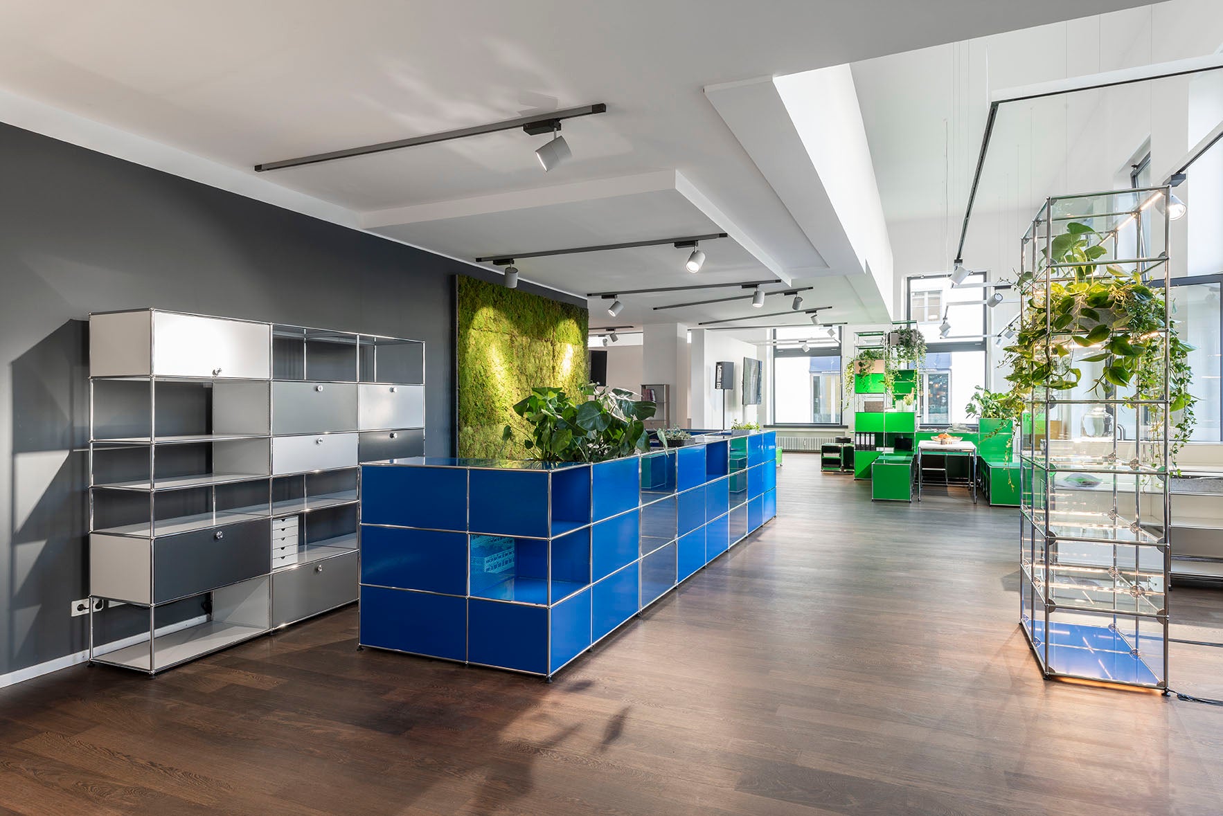 USM Büro in Blau und Grün