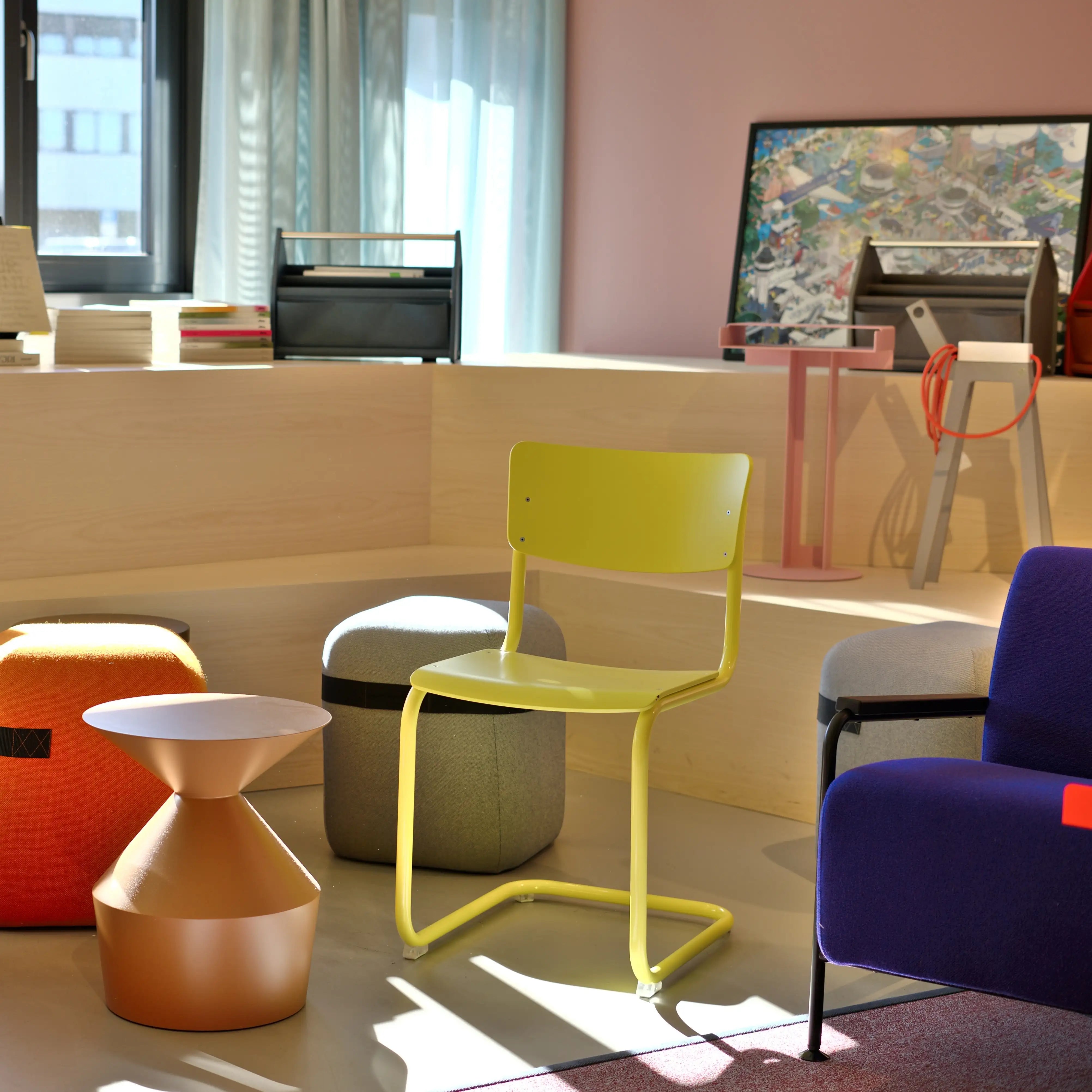 Thonet S43 Freischwinger in Schwefelgelb vor Hockerreihe