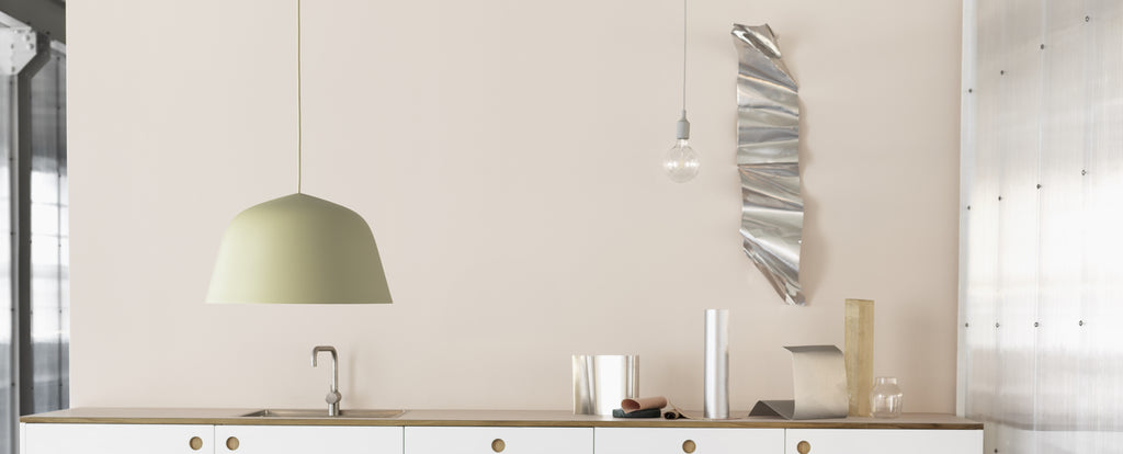 Raum mit Muuto Lampen inklusive Muuto Pendellampe E27 in Lichtgrau