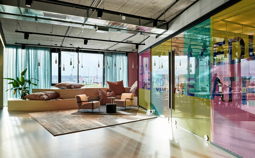Workstatt Büro im New Work Stil mit ergonomischen Sitzgelegenheiten Design 