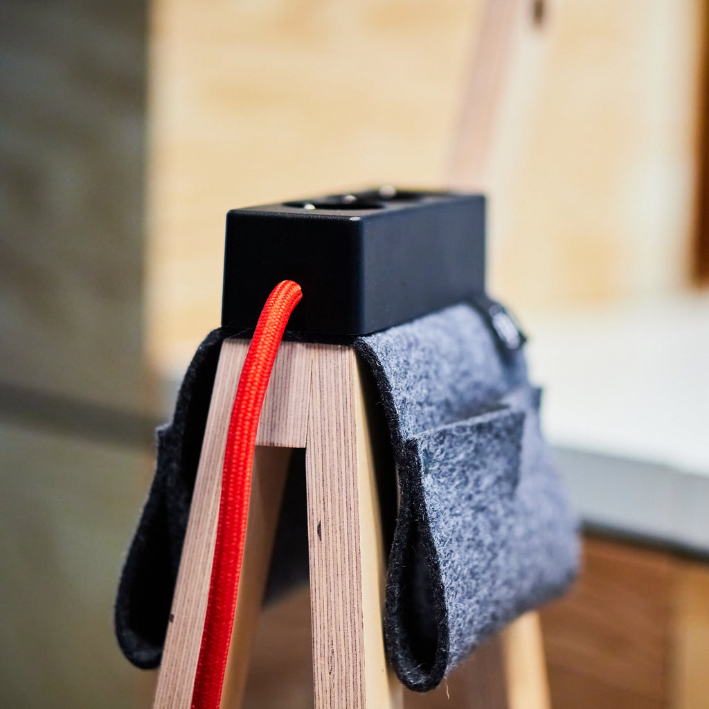 Njustudio Stromer von hinten mit rotem Kabel, grauer Satteltasche und schwarzer Steckerleiste