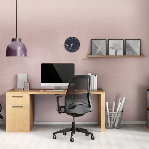 Interstuhl Everyis1 vor Schreibtisch