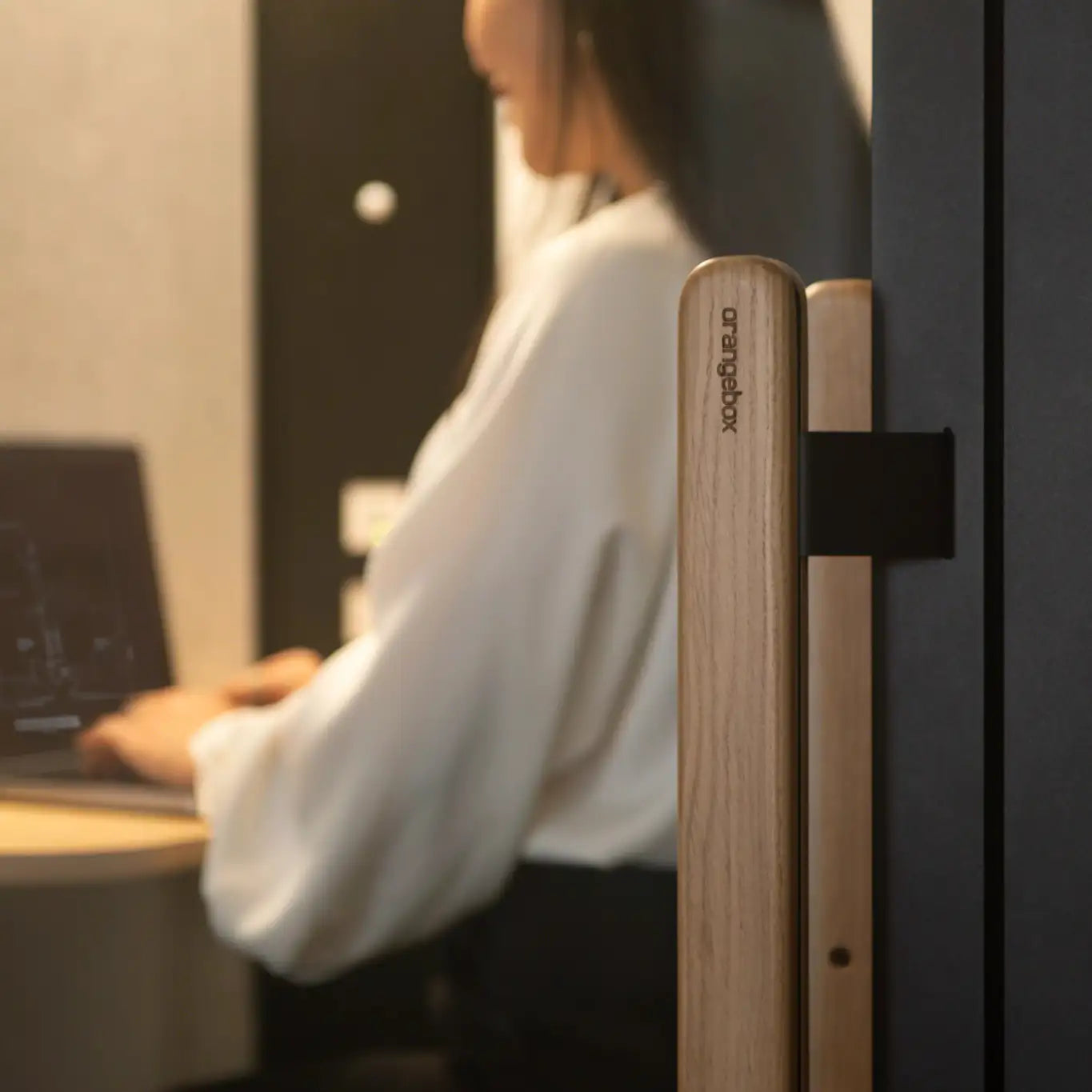 Tür eine Orangebox BeMyGuest Telefonbox