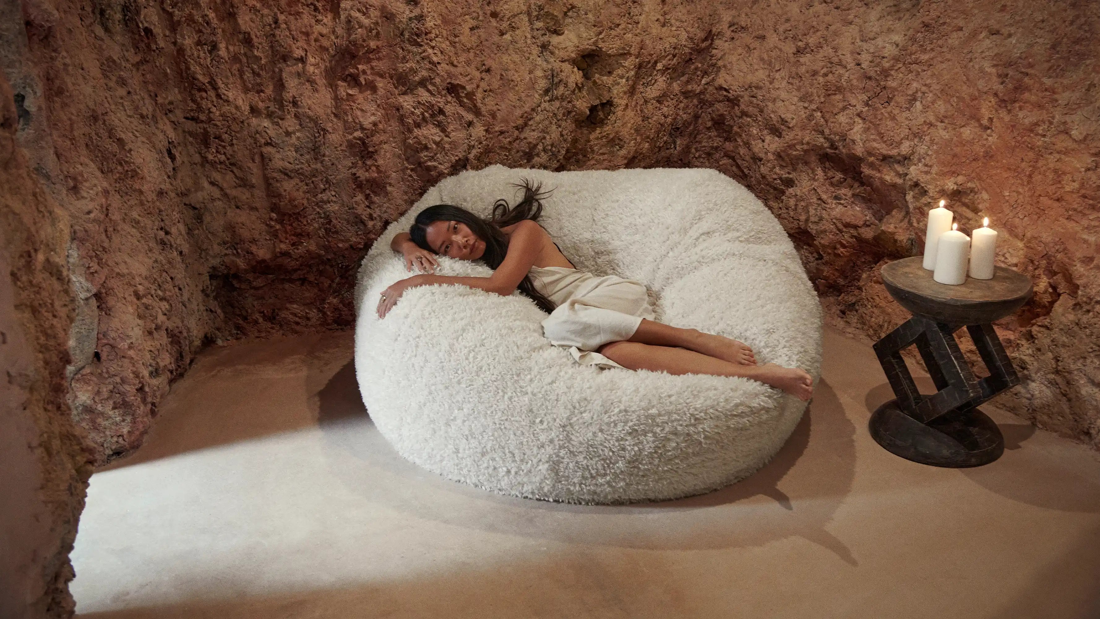 Frau auf vetsak in Höhle