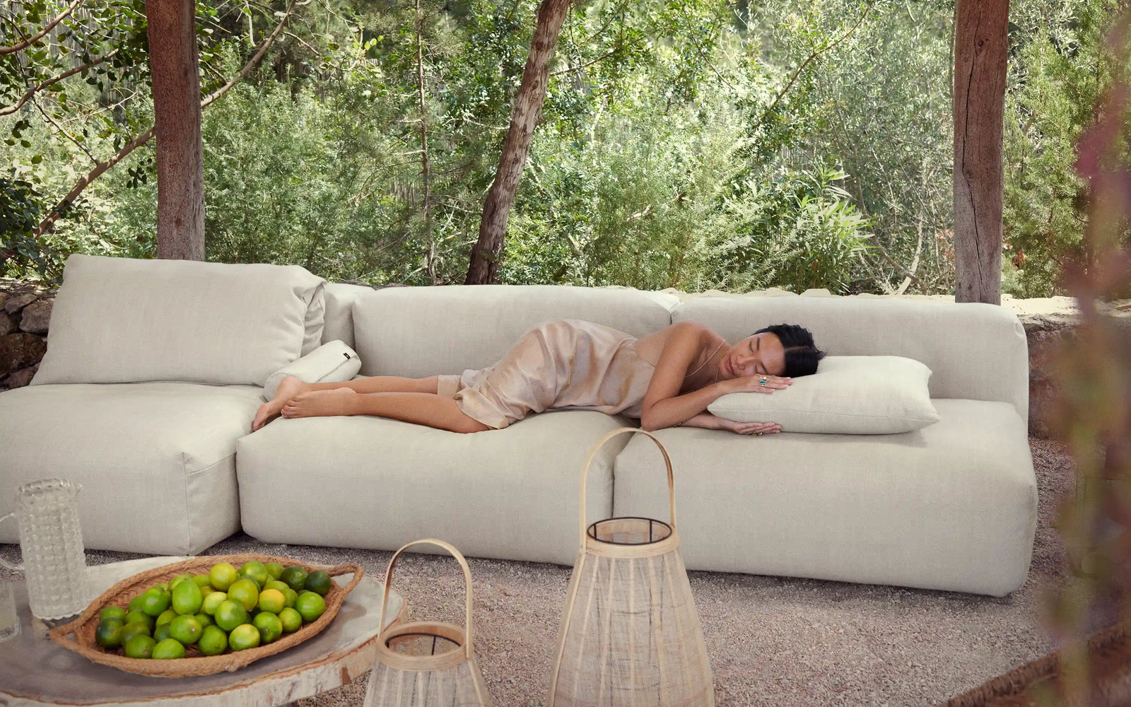 Schlafende Frau auf vetsak Sofa in Lounge
