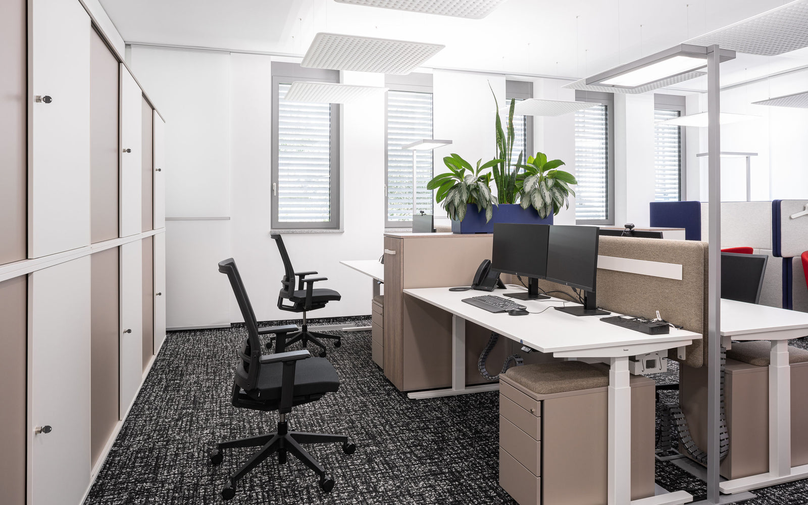 Bene Showroom mit höhenverstellbaren Tischen und dem CT Rollcontainer