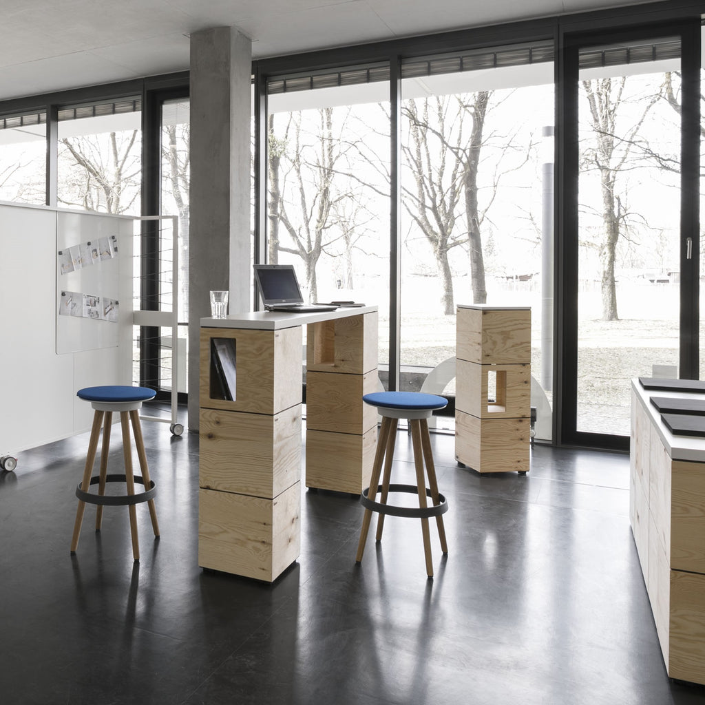 Bene PIXEL Showroom vor Glasfassade mit Bene Timba Hockern