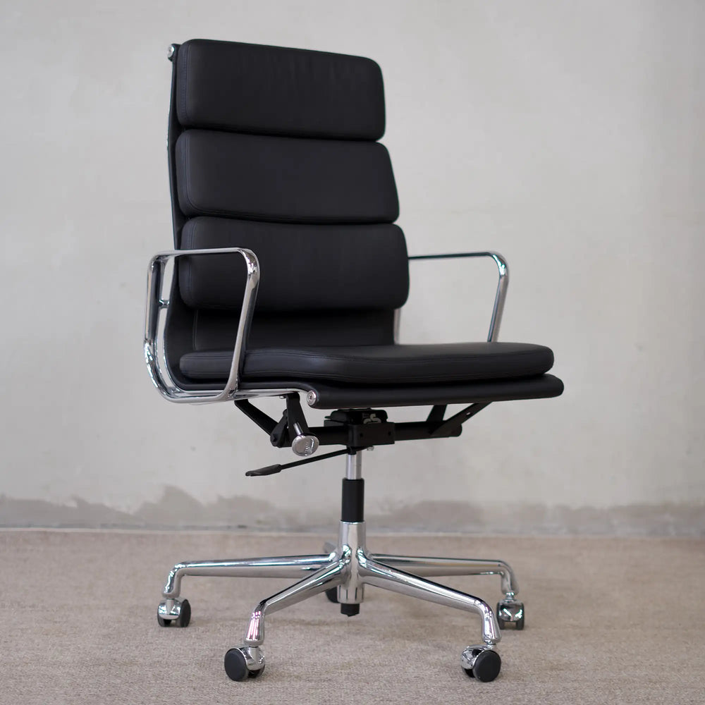 Vitra Eames Soft Pad Chair EA 219 von vorne links