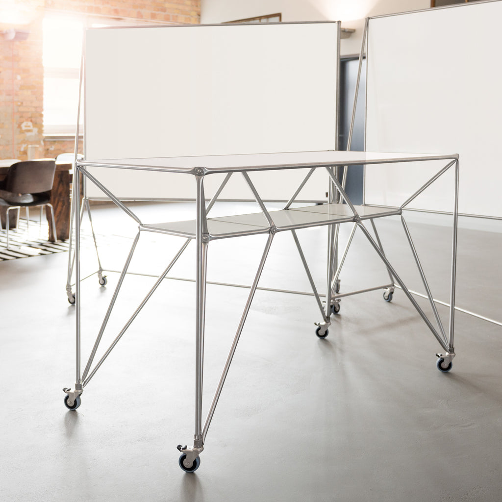 System 180 DT-Line Table T4 in Silber vor Whiteboards