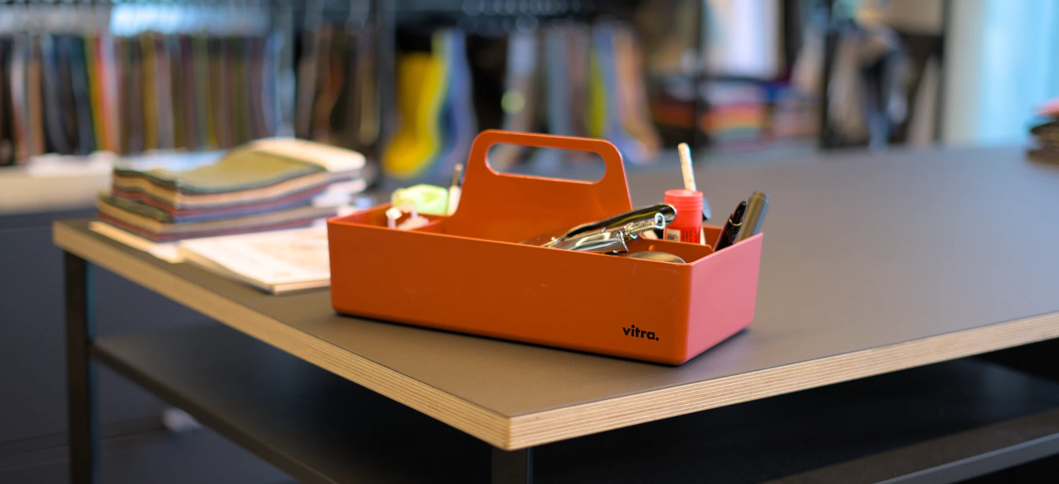 Vitra Toolbox vor Stoffproben