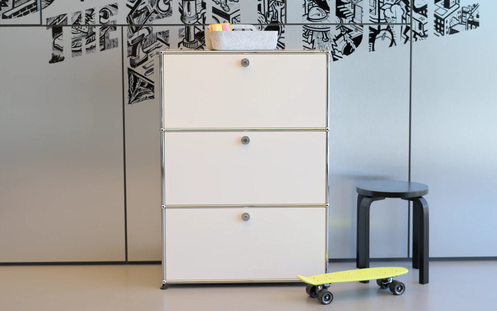 USM Haller Highboard M in Reinweiß vor workstatt Wand