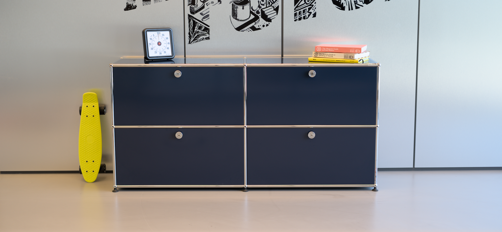 USM Haller Sideboard mit vier Klapptüren in Stahlblau