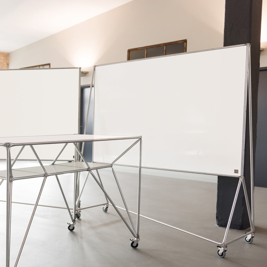 System 180 Whiteboard Silber vor DT-Line Table T4