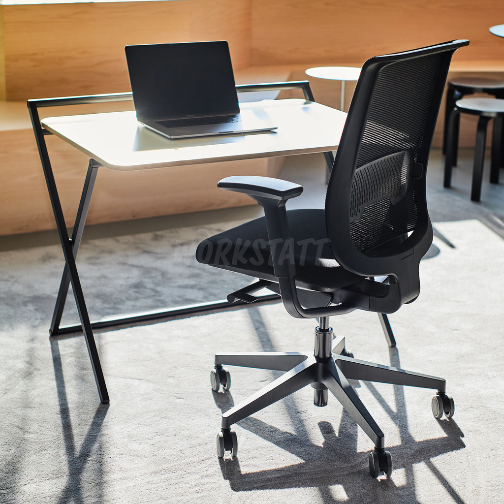 Steelcase Reply Air Bürostuhl vor Bene Xpress Tisch