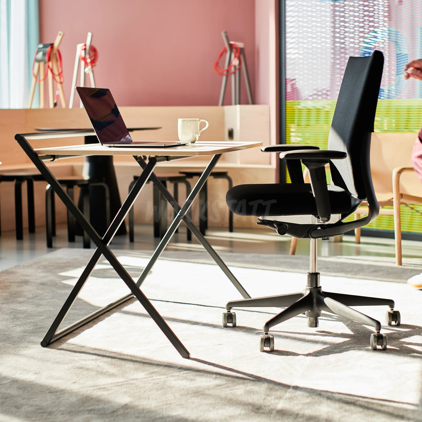 Vitra ID Soft Bürostuhl Black Edition vor Bene XPRESS